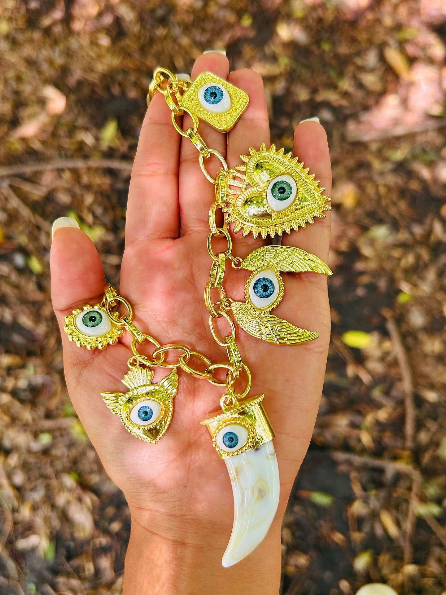 Collar Colmillo con Dijes Variados de Ojito Cristal