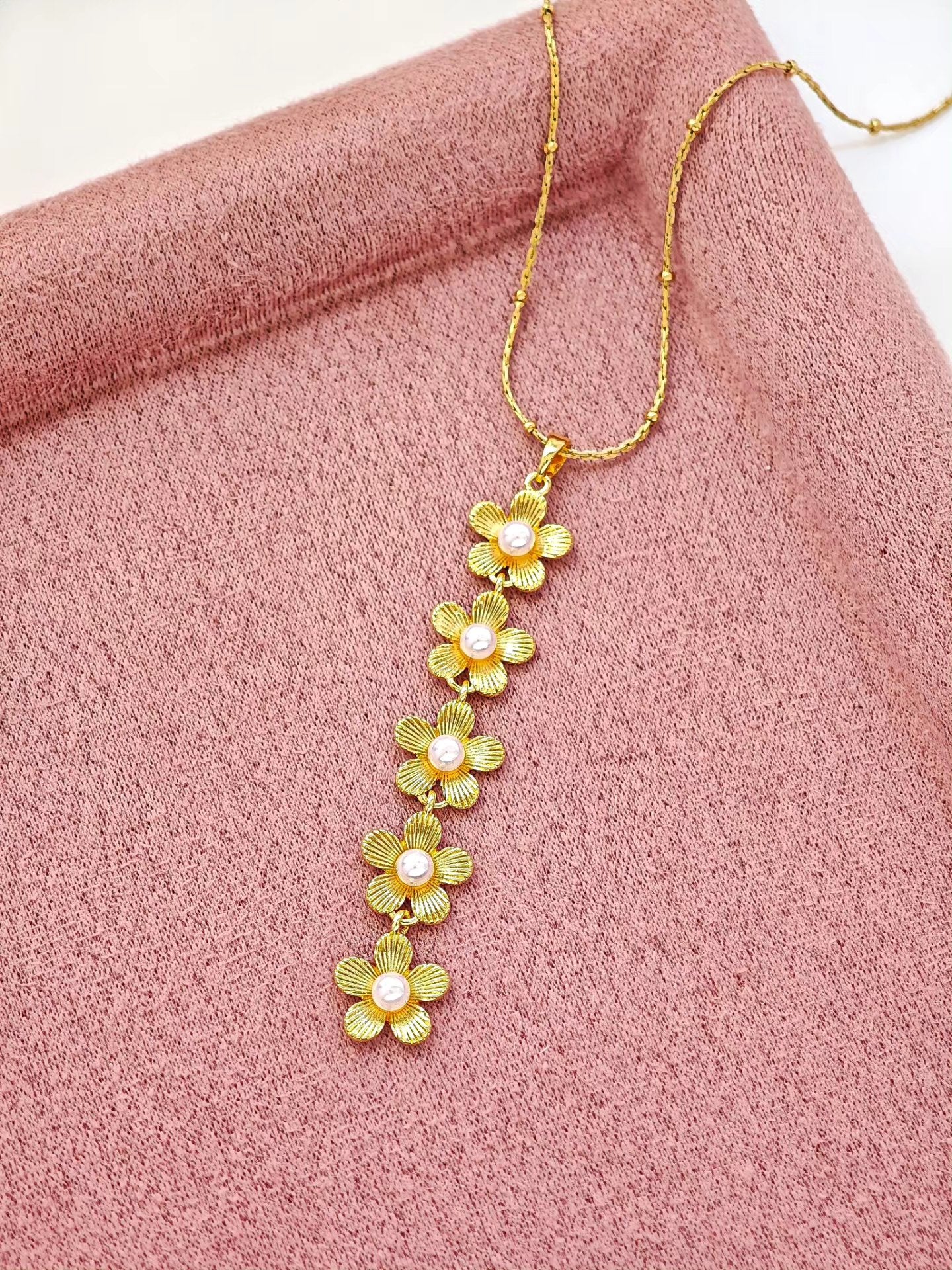 Collar Corbatero de Flores