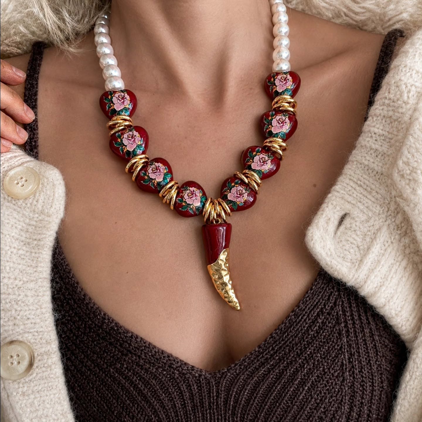 Collar Chunky de Rosas y Colmillo