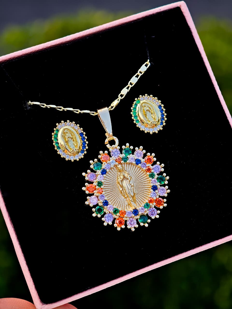 Collar y Aretes de Virgen de Colores