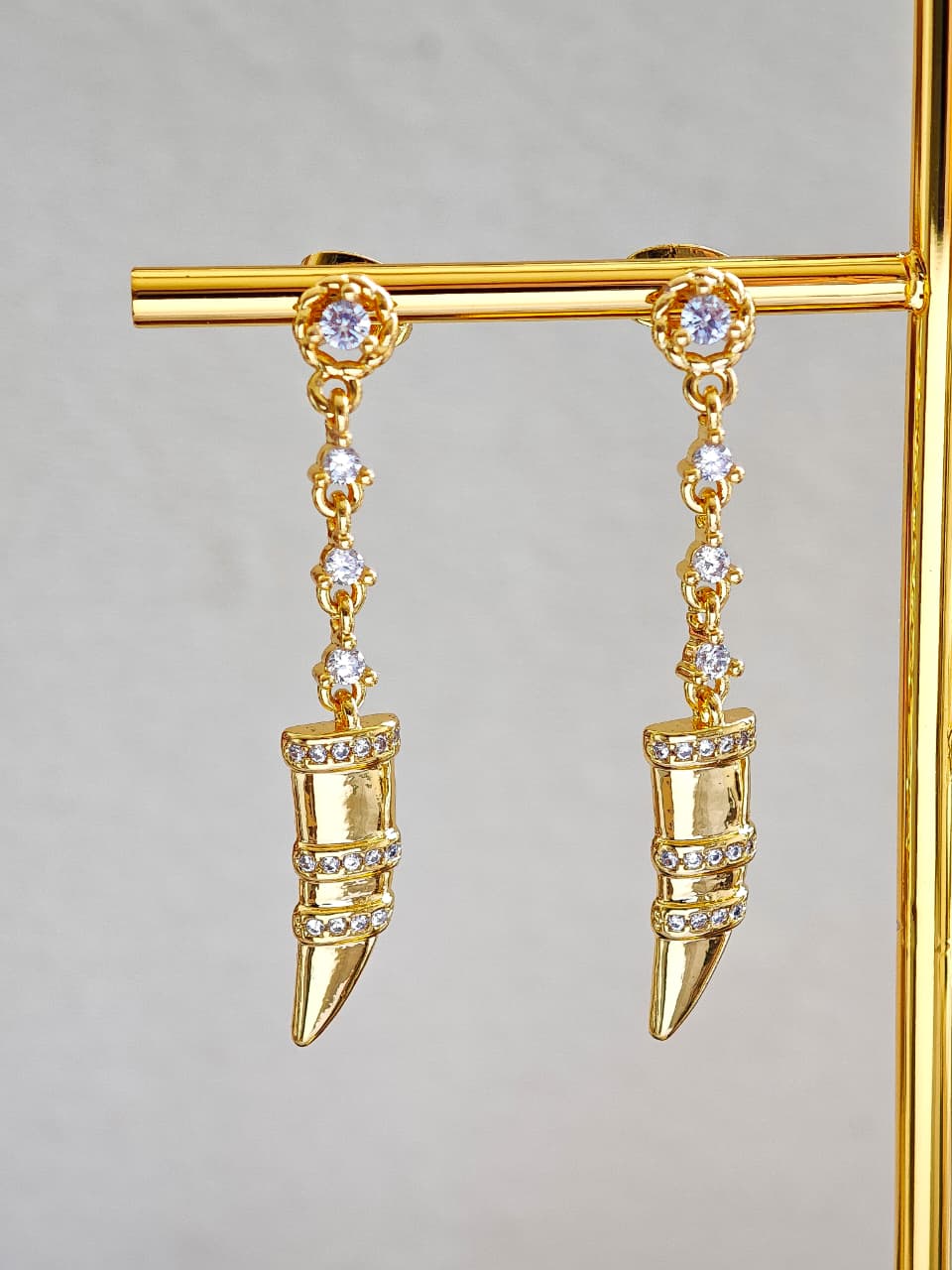 Aretes Colgantes de Colmillo