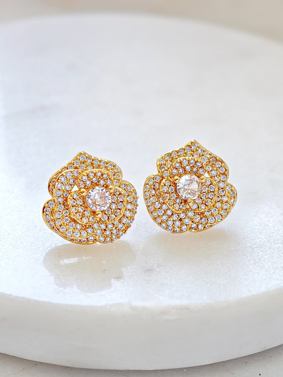 Aretes de Flor Llenos de Zirconias