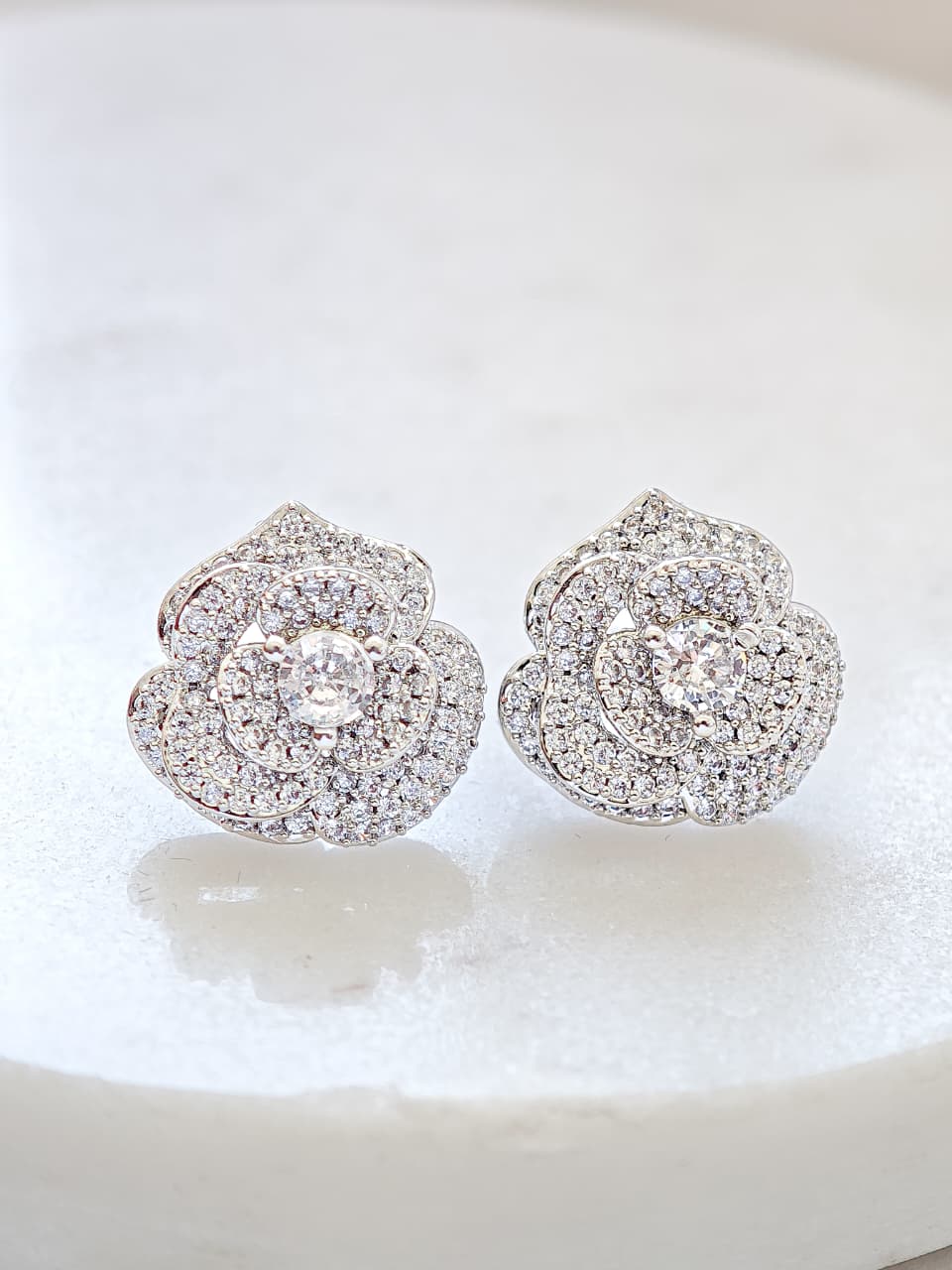 Aretes de Flor Llenos de Zirconias