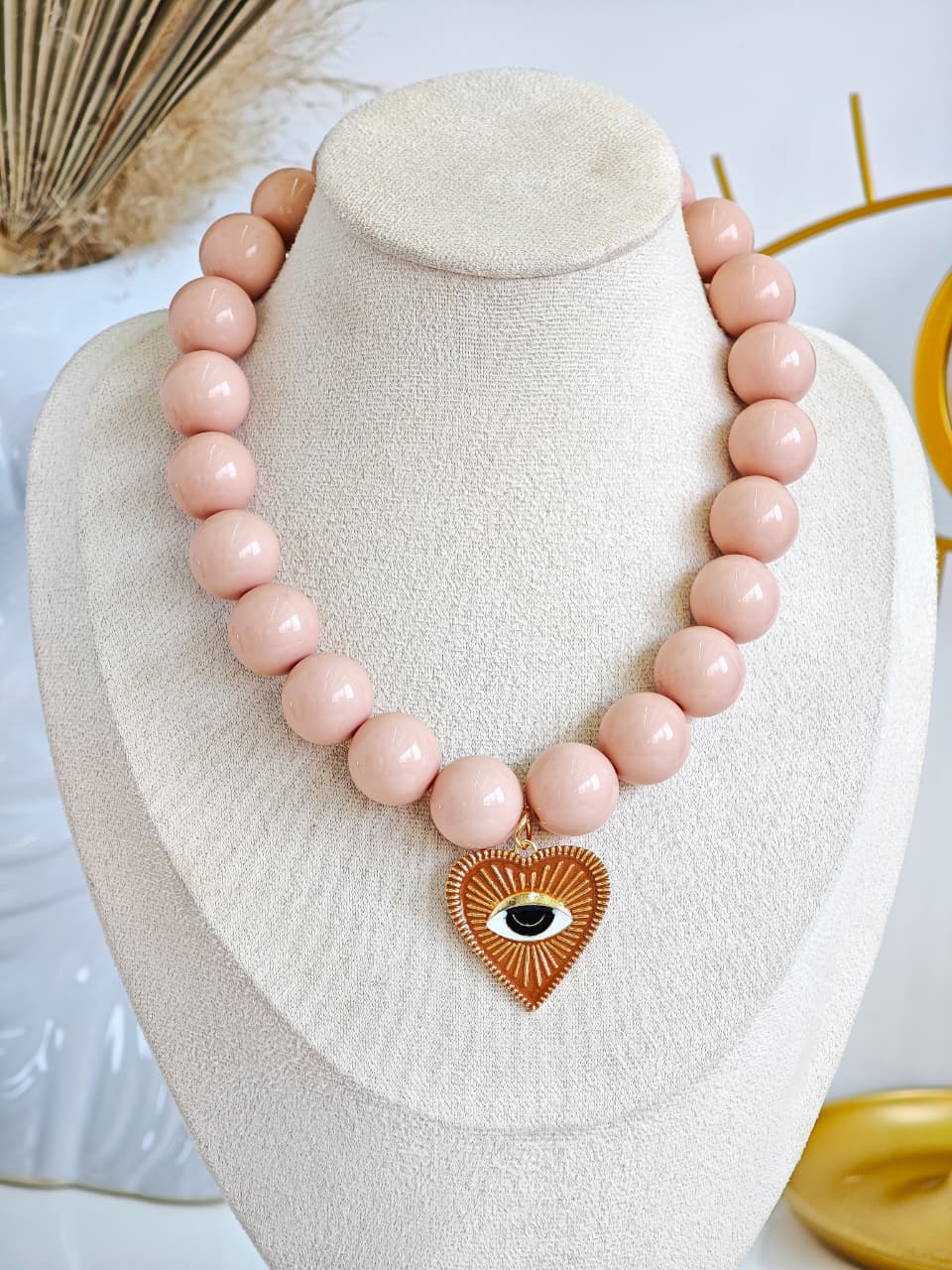Collar Beige de Corazón con Ojito