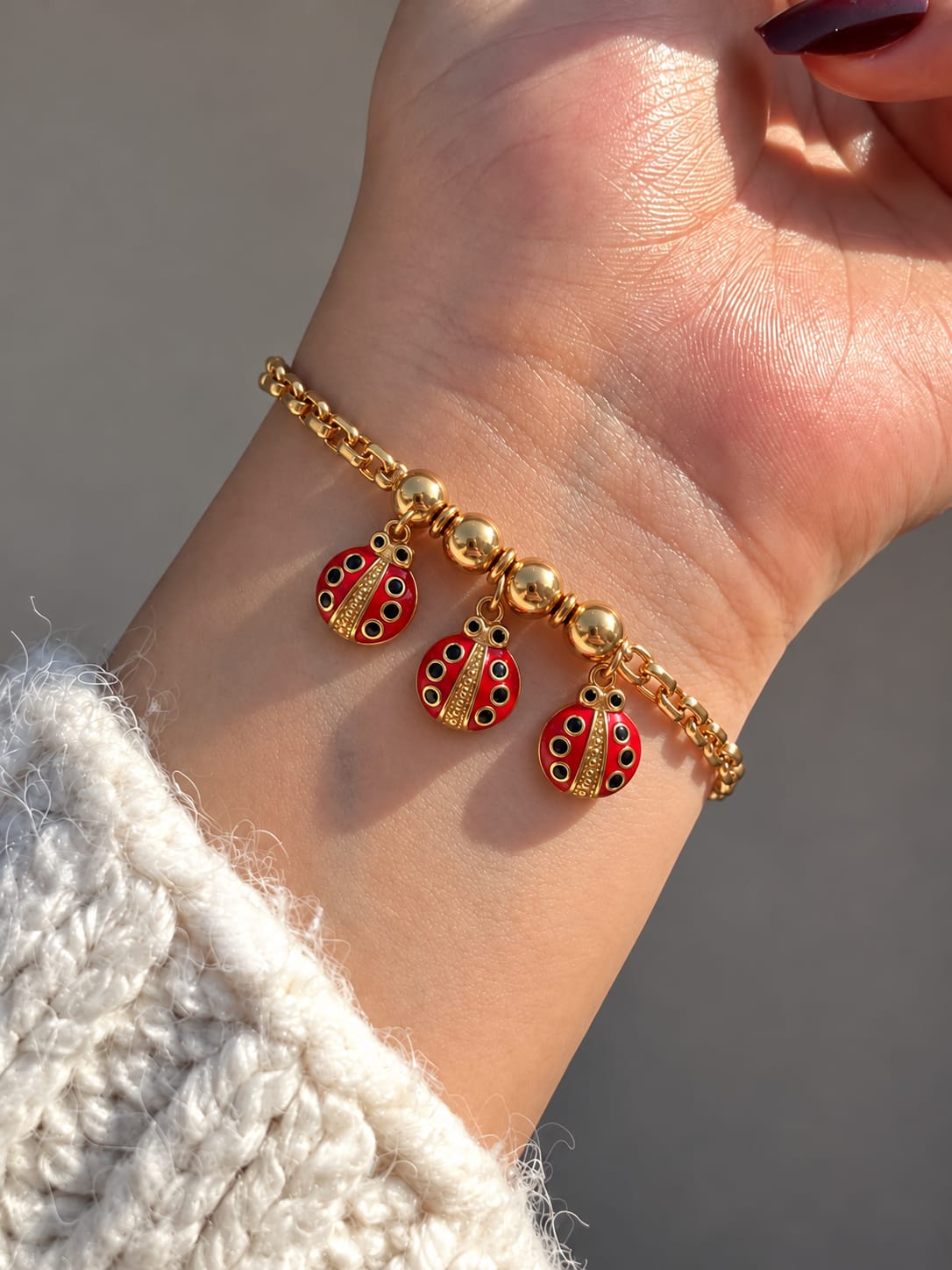 Pulsera de Bolitas con Catarinas