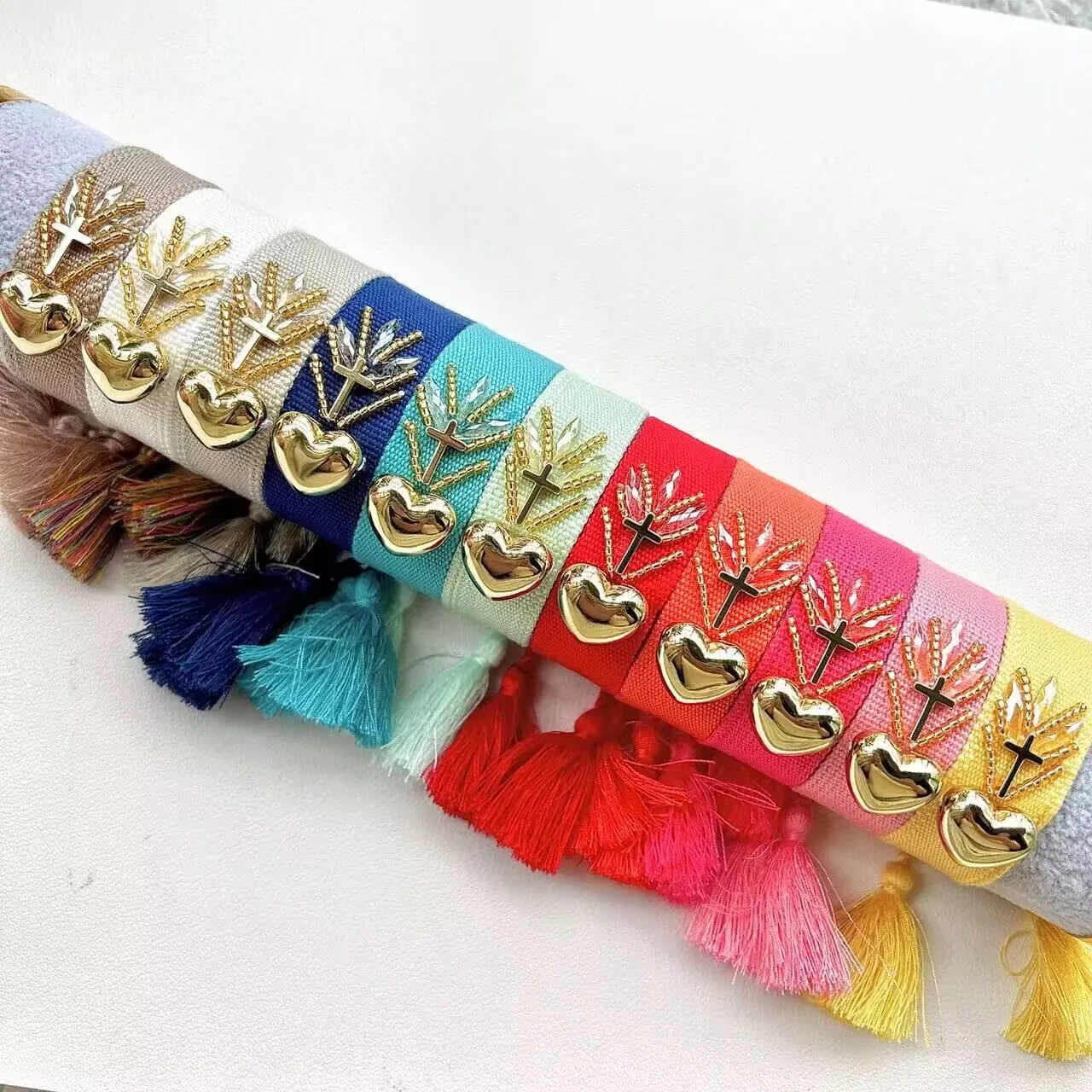 Pulsera Tejida Corazon Sagrado Dorado