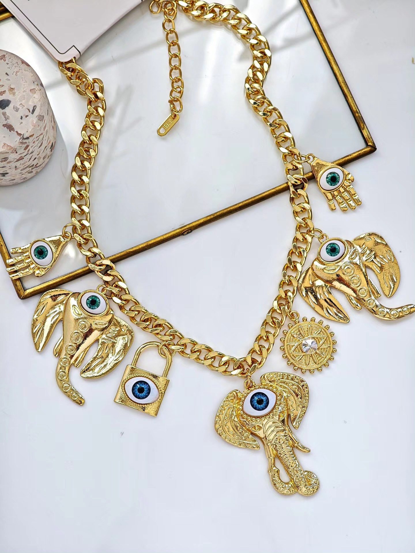 Collar de Ojos y Elefante