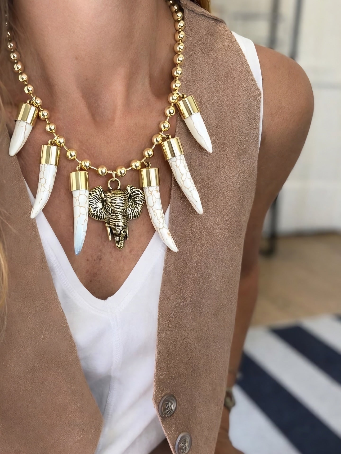 Collar Cunky de Elefante con Colmillos