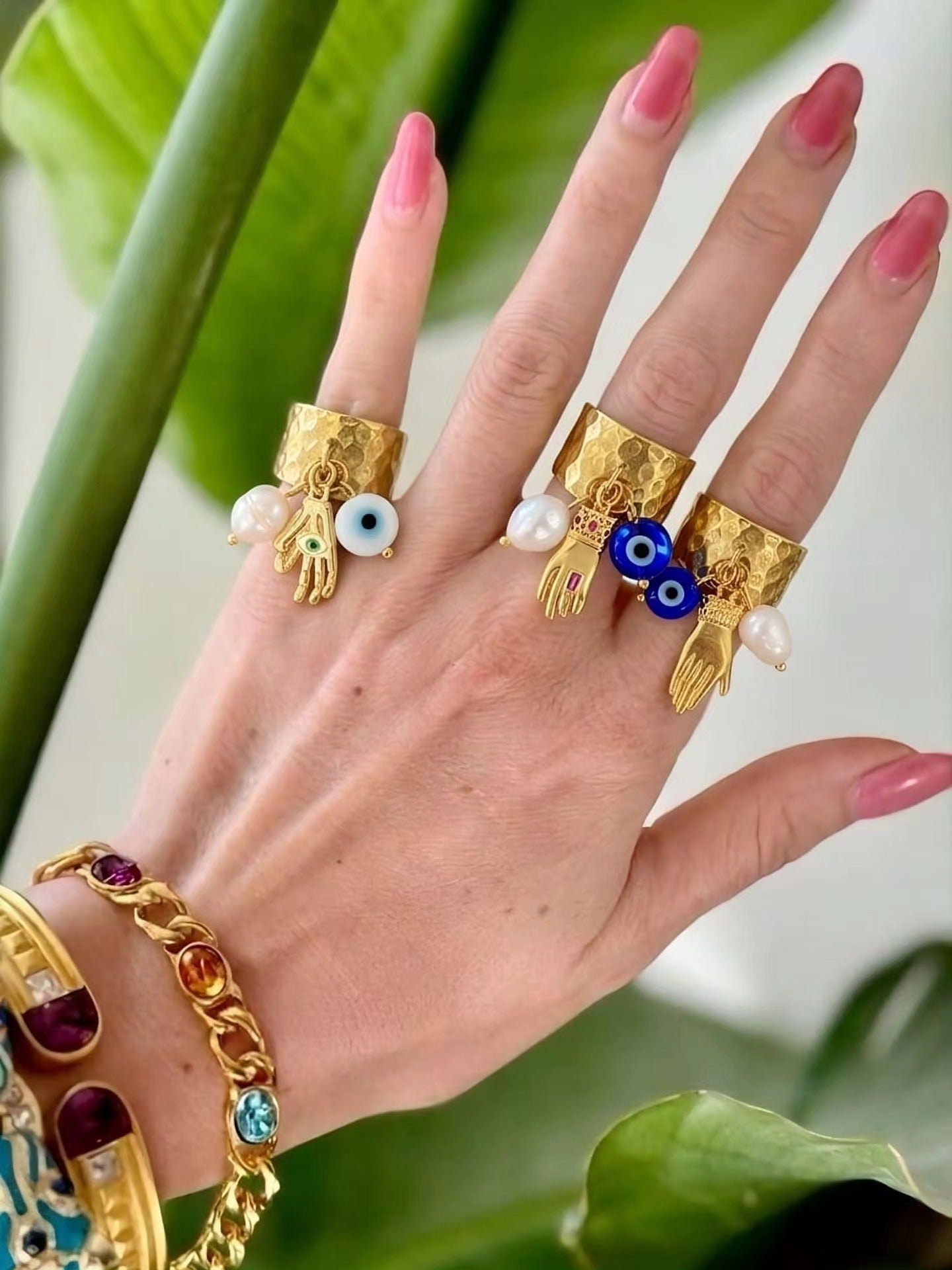 Anillo con Mano Colgante