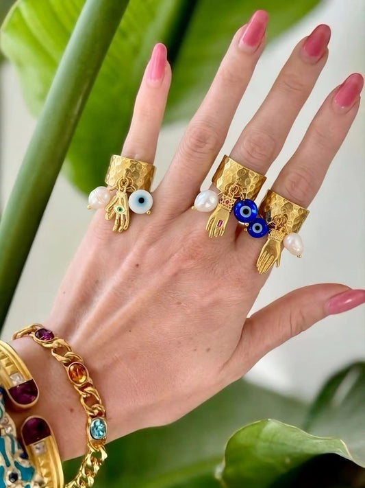 Anillo con Mano Colgante