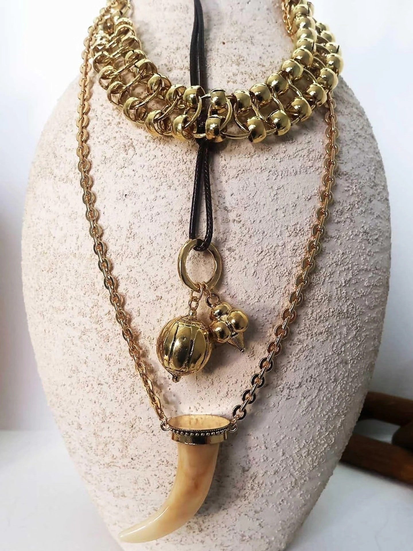 Collar Triple de Colmillo