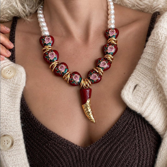 Collar Chunky de Rosas y Colmillo