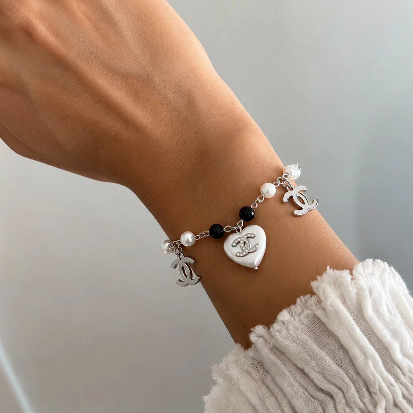 Pulsera Chanel con Dijes