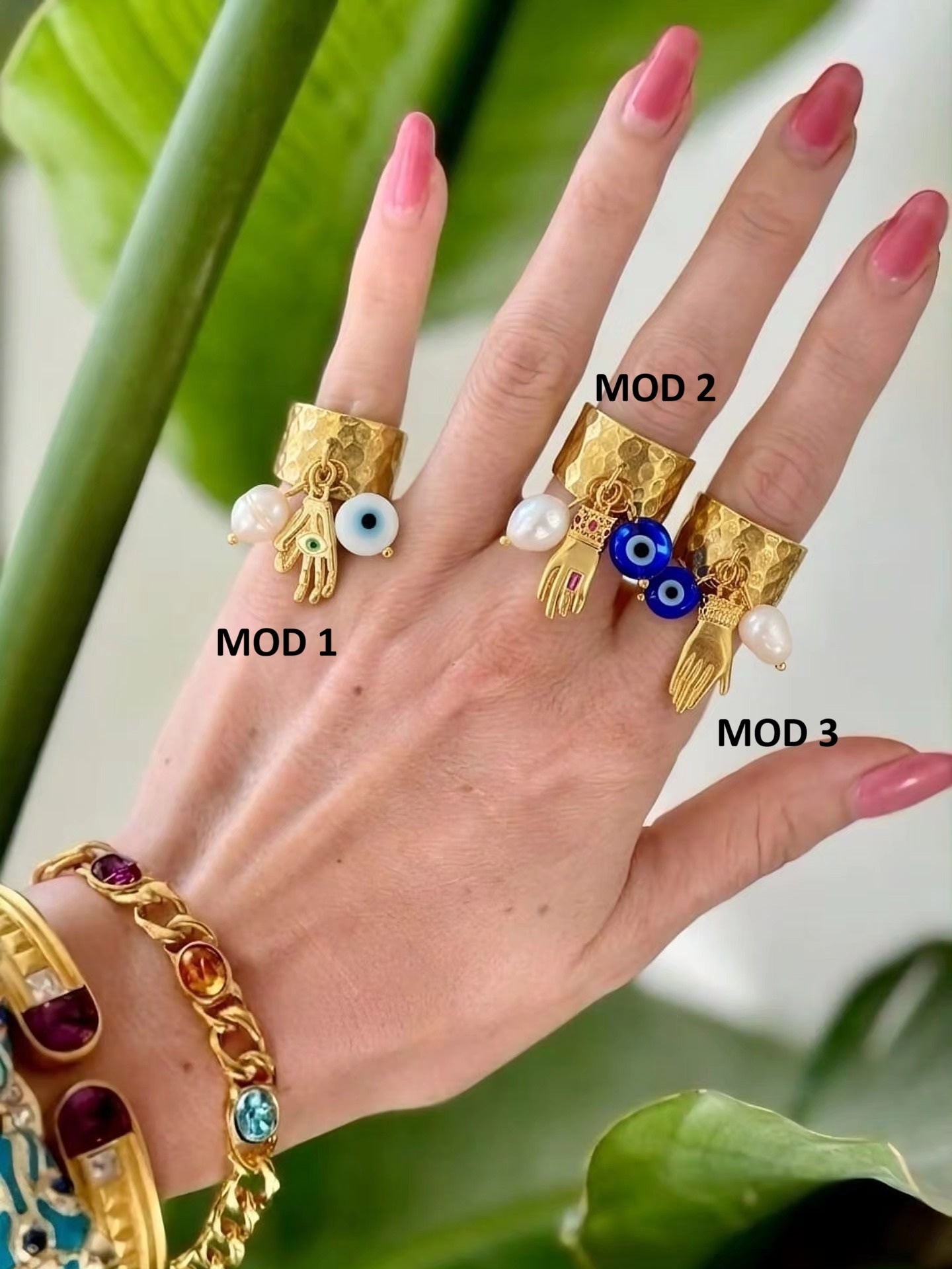 Anillo con Mano Colgante