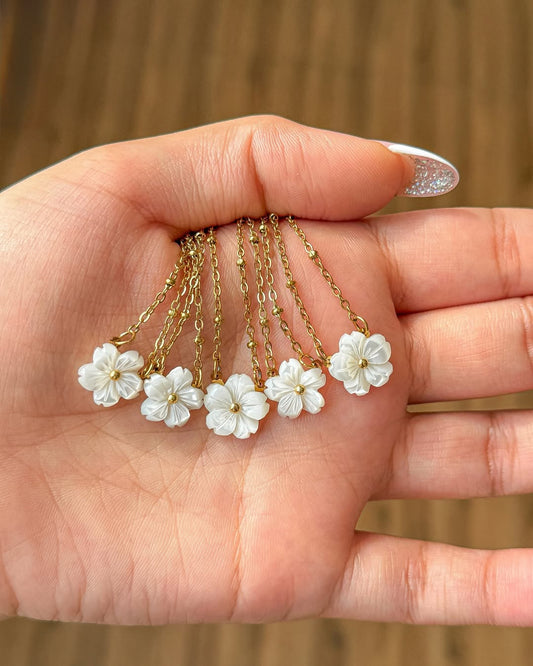 Collar Florecita Blanca