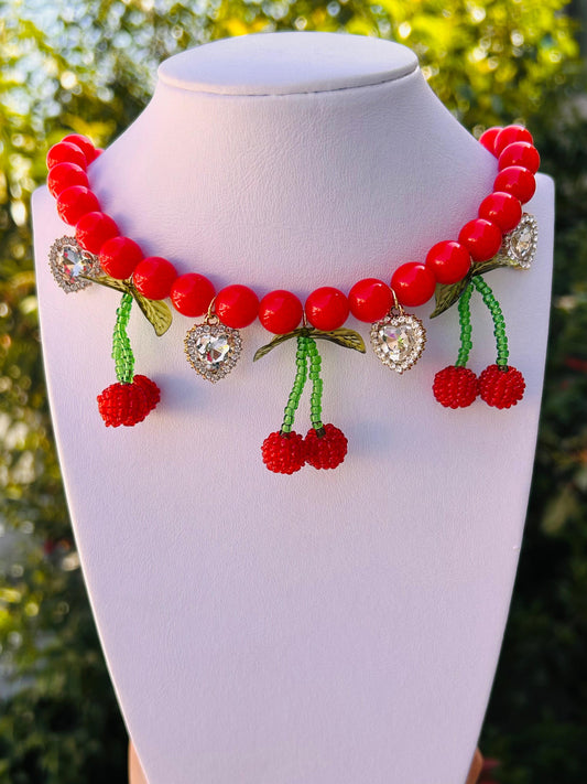 Collar Rojo Con Cerezas y Corazones