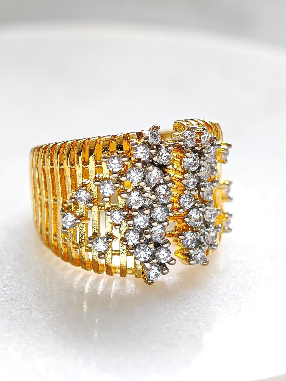 Anillo con Zirconias en Medio