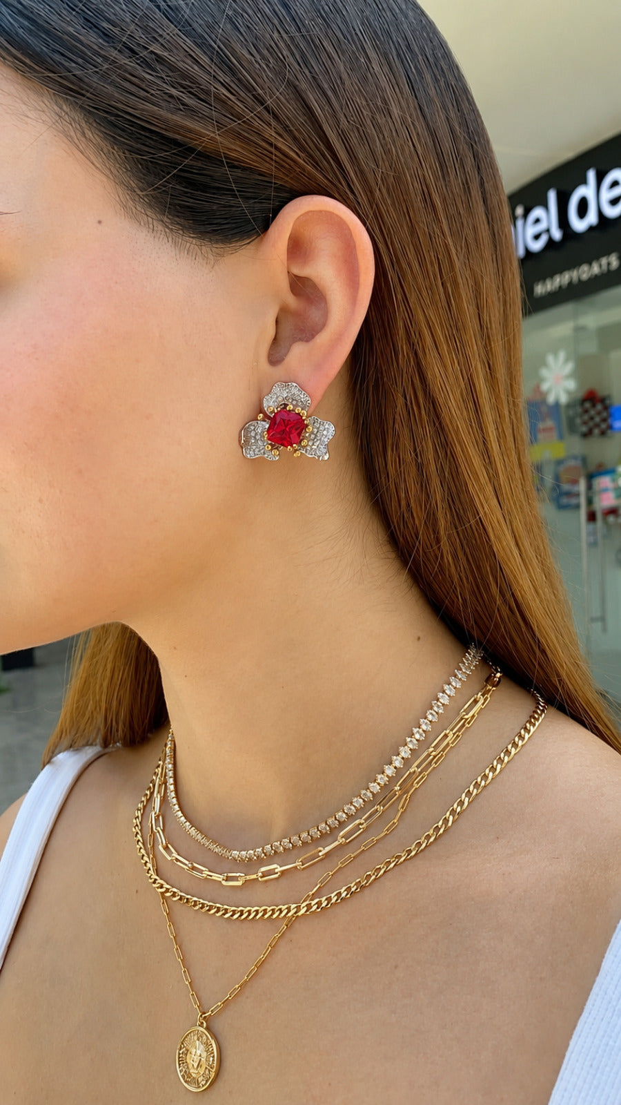 Aretes de Flor con Piedra Roja