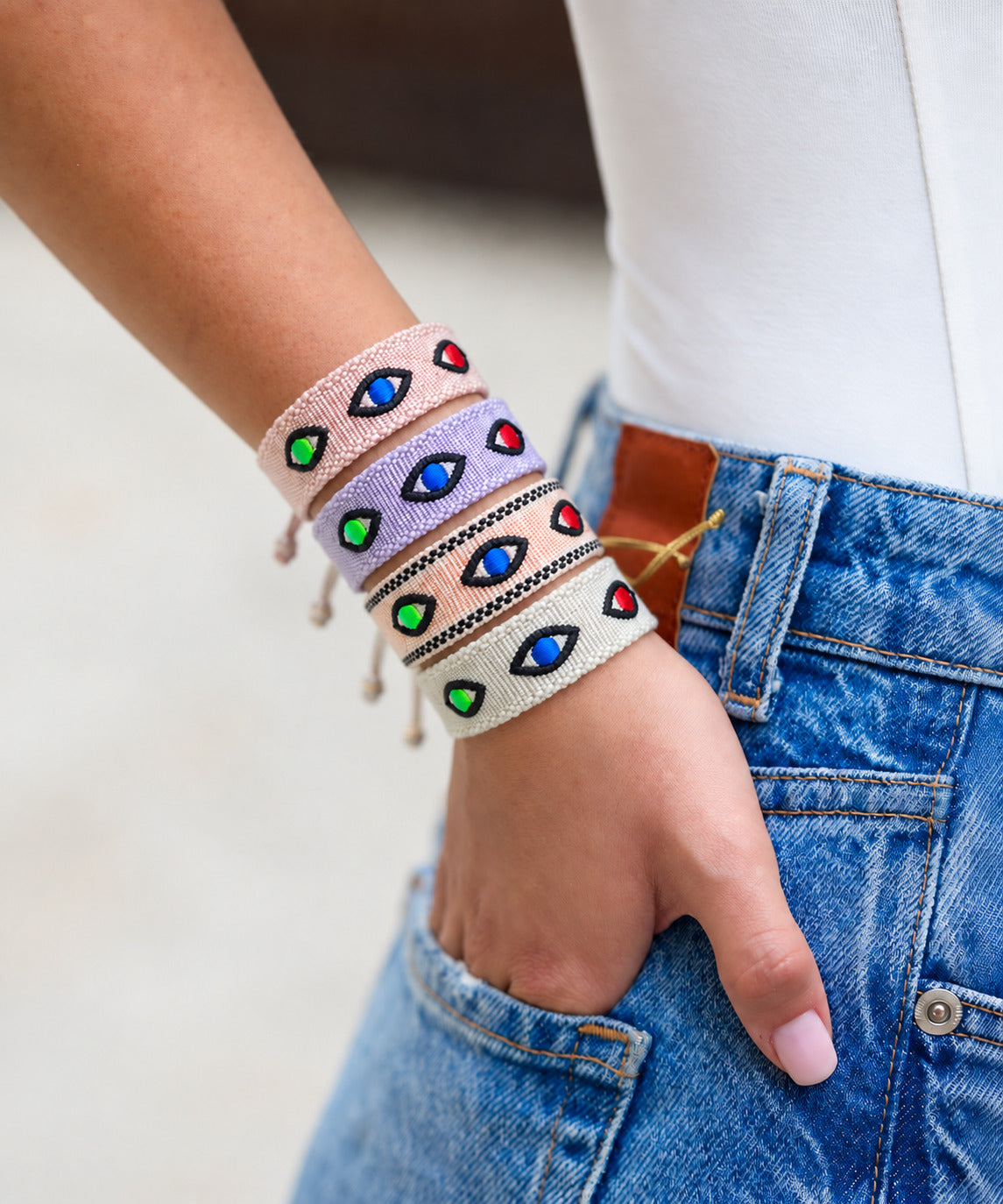 Pulsera Tejida de Ojitos