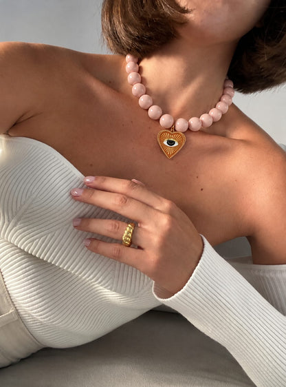 Collar Beige de Corazón con Ojito