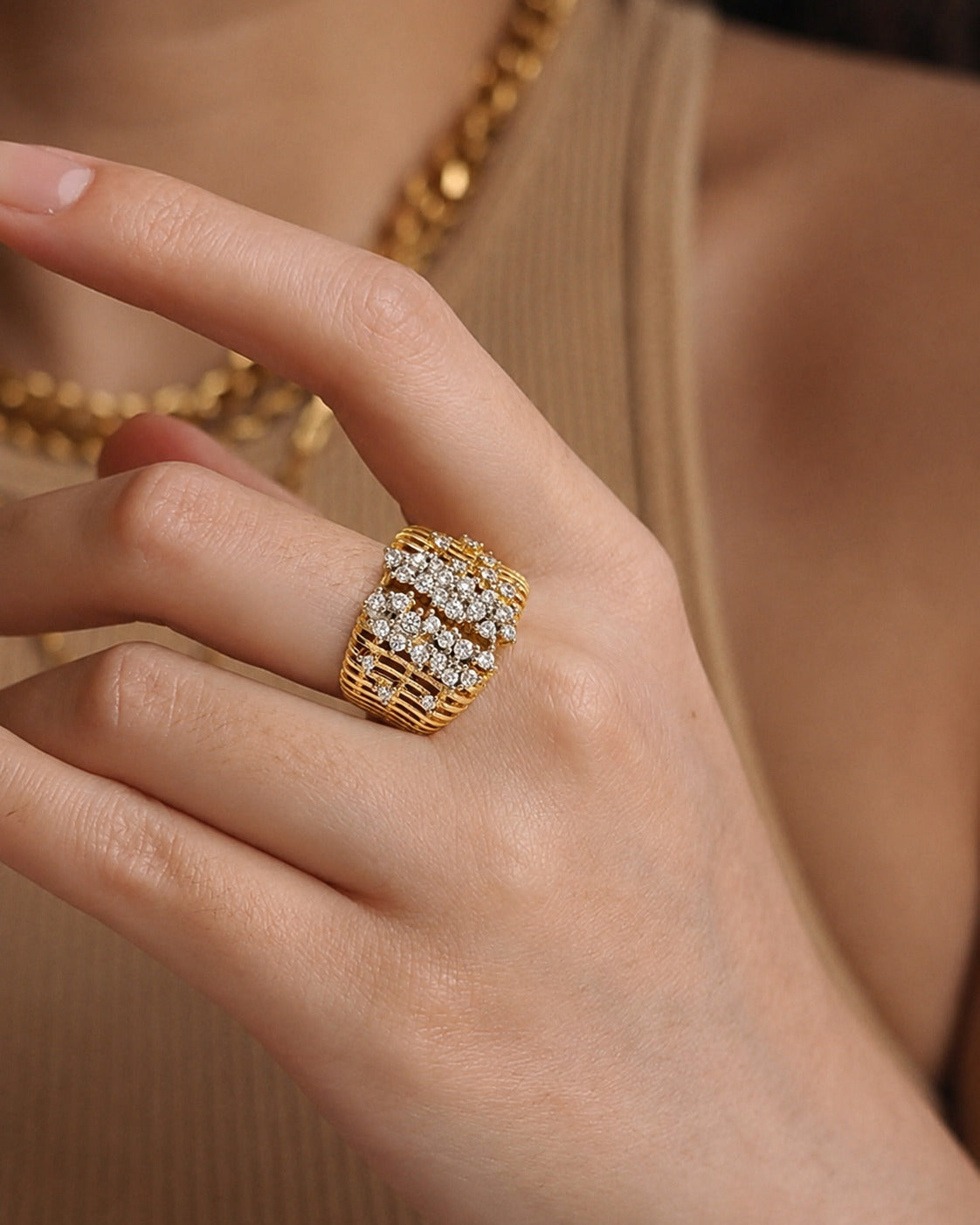 Anillo con Zirconias en Medio