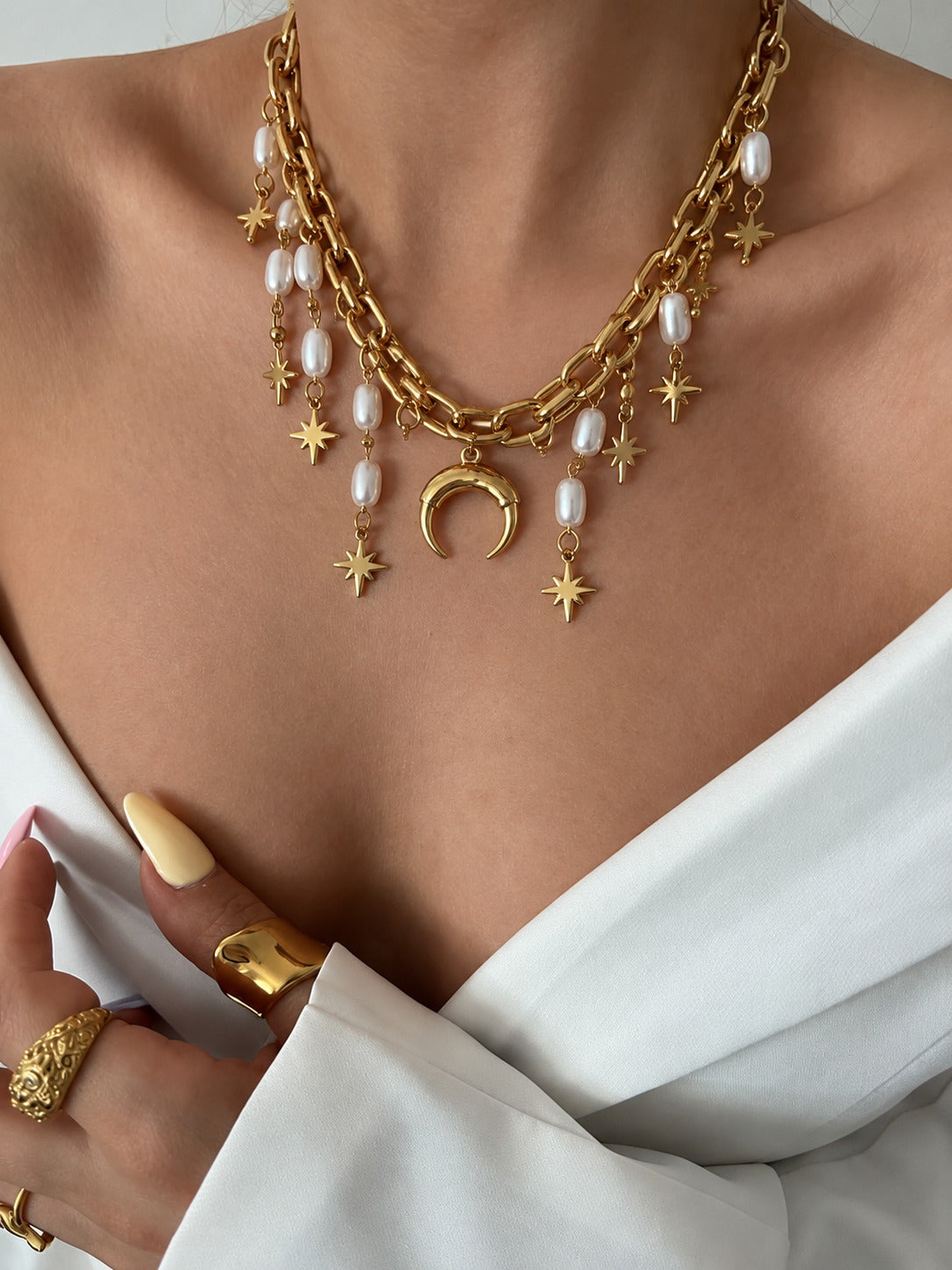 Collar de Cuerno y Destellos Colgantes